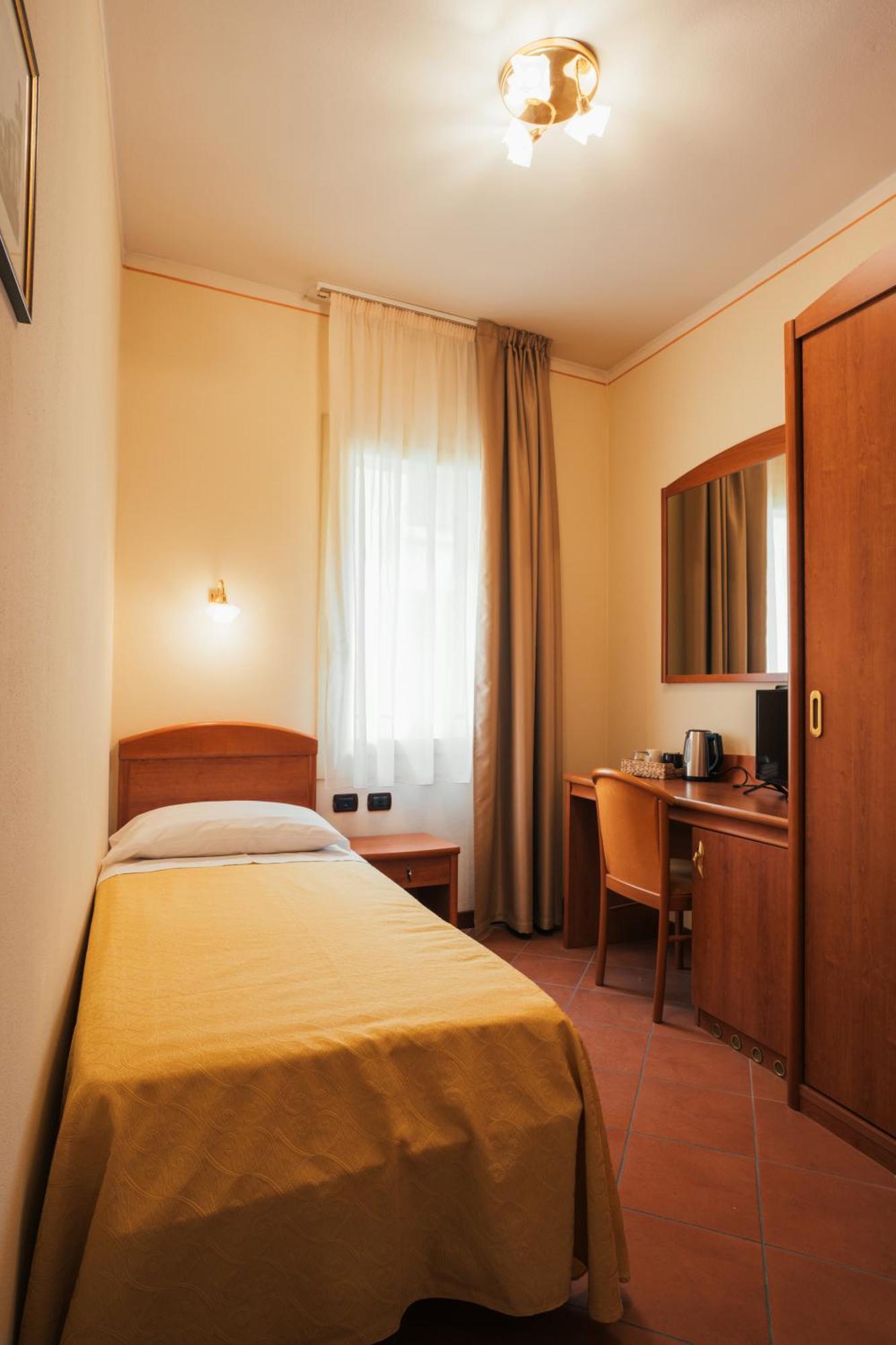 Albergo Cane Доцца Экстерьер фото