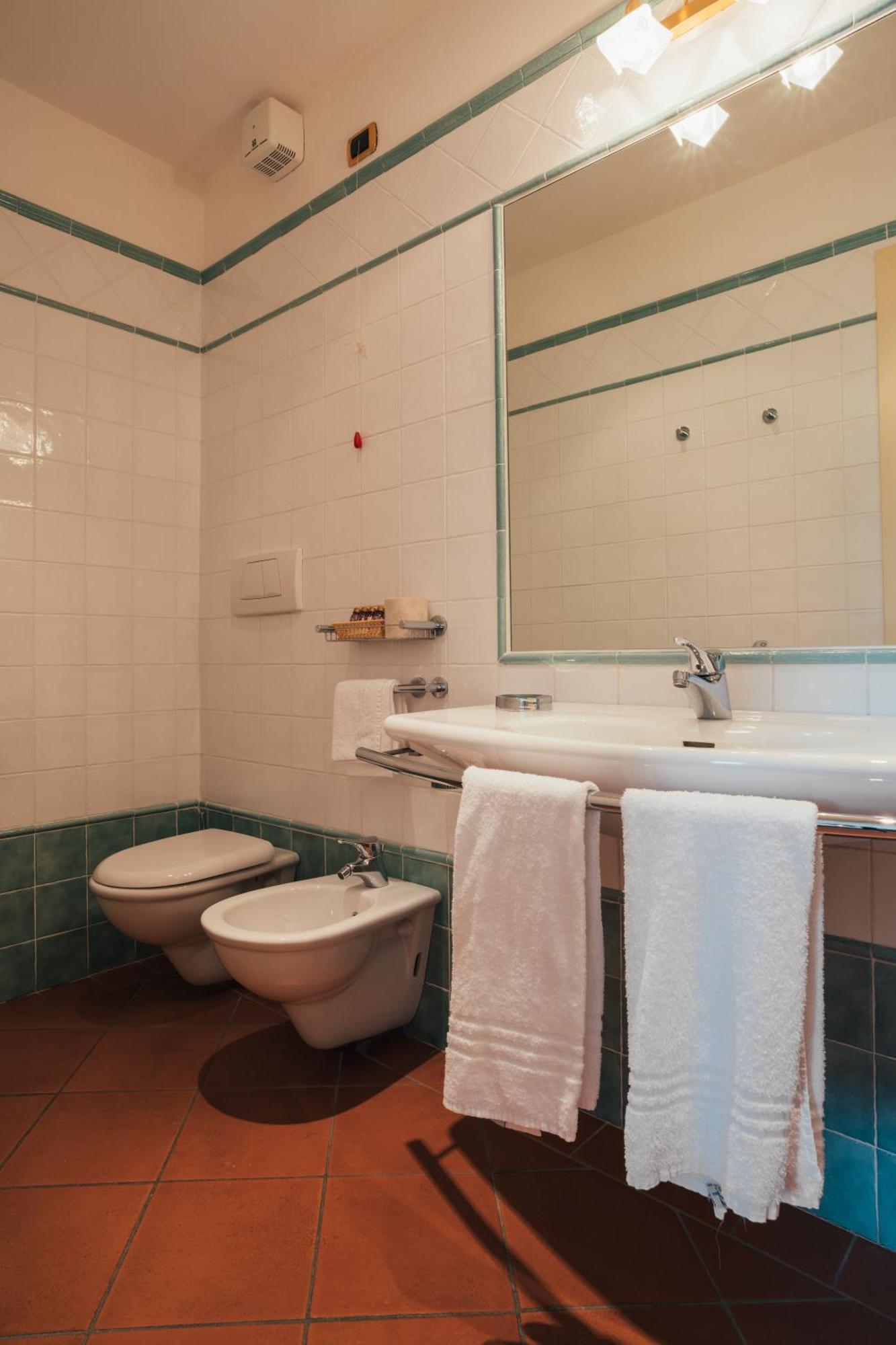 Albergo Cane Доцца Экстерьер фото